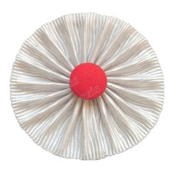 Escarapela blanca con un botón rojo